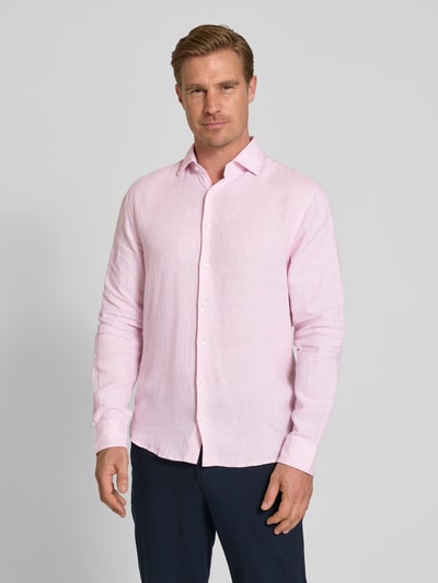 Männermodel trägt Regular Fit Business-Hemd aus Leinen mit Kentkragen von SEIDENSTICKER in Rosa, Knopfleiste, Ganzkörperansicht von vorne, Rückenlänge bei Größe 40: 79 cm, Schulterbreite: 46 cm, Ärmellänge: 67 cm.