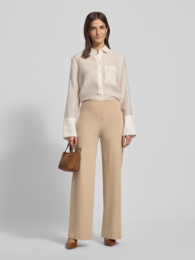 Vrouwenmodel draagt stoffen broek met steekzakken model 'KIMBERLEY' van SEDUCTIVE, viscosemix met stretch, los model, in beige, ganzekörperaanzicht van voren.