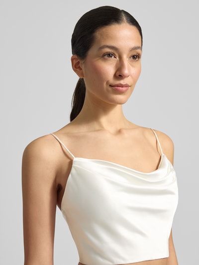 Frauenmodel trägt Maxirock aus Satin mit Reißverschluss von Luxuar, cremefarbene A-Linie, glatte Textur, Nahaufnahme Oberkörper.