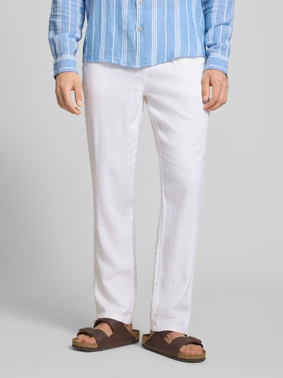 Męski model nosi Wide Fit Leinenhose mit Viskose-Anteil Modell 'Malvin' von Blend, biały kolor, gładka tekstura, Szerokość w rozmiarze M: 38 cm, długość nogawki wewnętrznej 76 cm, widok całej sylwetki z przodu.