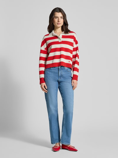 Vrouwenmodel draagt Straight Fit Jeans aus Baumwoll-Mix van Jake*s Casual, lichtblauw, 5-pocket-design, katoen-elastaan, volledige voorkant.