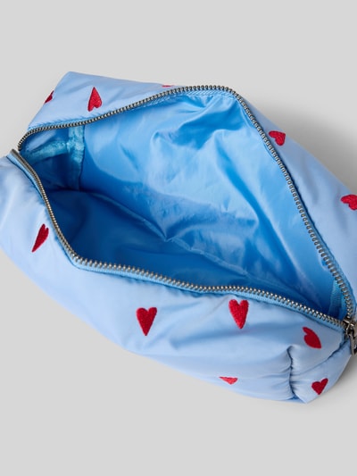 Produktfoto, Etui mit Allover-Motiv-Stitching Modell 'Puffy' von STUDIO NOOS in Hellblau mit roten Herzen, Hauptfach mit Reißverschluss, Logo-Detail