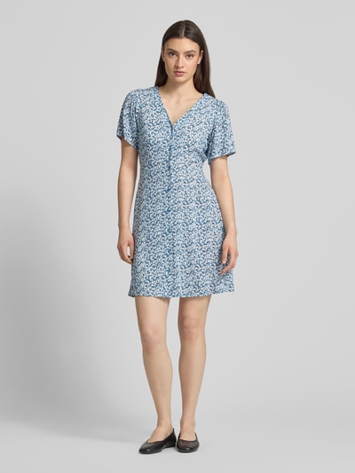 Frauenmodel trägt Minikleid aus reiner Viskose Modell 'EVIDA' von Only, Optik: Allover-Muster, Tailliert, V-Ausschnitt, Knopfleiste, Taillengürtel, Kurzarm, Mini-Länge, Material: Viskose, Ganzkörperansicht von vorne.