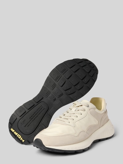 Produktfoto, Sneaker aus Leder-Mix mit Logo-Detail Modell 'City' von HOFF, kremowy kolor, zaokrąglony fason, sznurowanie, profilowana podeszwa, wysokość obcasa w rozmiarze 40: 4 cm, wysokość cholewki w rozmiarze 40: 6 cm, szerokość w rozmiarze 40: 8 cm