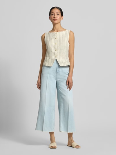 Frauenmodel trägt Wide Leg Culotte-Jeans aus Lyocell-Baumwoll-Mix Modell 'SURI' von s.Oliver RED LABEL, stylizowana na denim, krój wide leg, wysoki stan, nadruk z logo, szlufki na pasek, zapięcie na guzik i zamek błyskawiczny, tunel, zakończenie nogawek: frędzle, 5 kieszeni, materiał: mieszanka lyocellu i bawełny, kolor jasnoniebieski, Ganzkörperansicht von vorne.