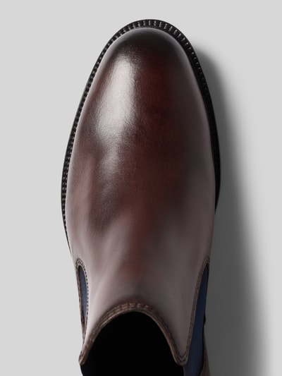 Produktfoto, Chelsea Boots aus echtem Leder Modell 'Bonifacio' von bugatti in Braun mit abgerundeter Passform, Detailansicht, leicht profilierte Sohle, Logo-Detail