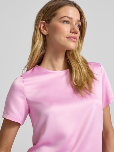 Vrouwenmodel draagt Regular Fit Bluse aus Satin van Christian Berg Woman Selection in lichtroze satin, ronde hals, korte mouwen, detailopname bovenlichaam.