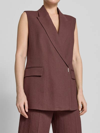Vrouwenmodel draagt Slim Fit Kurzblazer uit linnen-viscose-mix model 'JIA8' van BOSS met mêlee look, reverskraag, 1-knoopssluiting, lange mouw, klepzakken, twill materiaalverwerking, materiaal: mix van linnen en viscose, detailopname bovenlichaam.