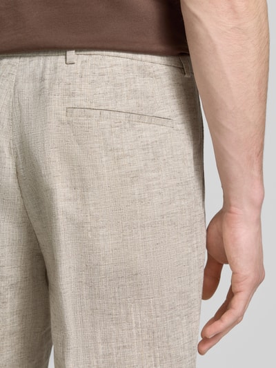 Männermodel trägt Anzug aus Viskose-Mix mit zweireihigem Sakko von Roy Robson, beige Struktur, Pattentaschen, Nahaufnahme Rückansicht