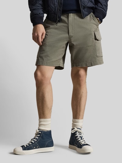 Männermodel trägt Relaxed Fit Cargoshorts aus reiner Baumwolle von Polo Ralph Lauren, Optik: Unifarben, Webstruktur, Ganzkörperansicht von vorne