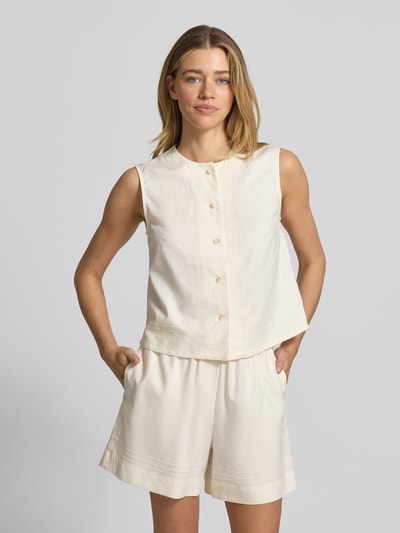 Frauenmodel trägt Blusentop aus Leinen-Viskose-Mix mit Stitchings von JAKE*S STUDIO WOMAN in Creme, strukturierte Oberfläche, Nahaufnahme Oberkörper.