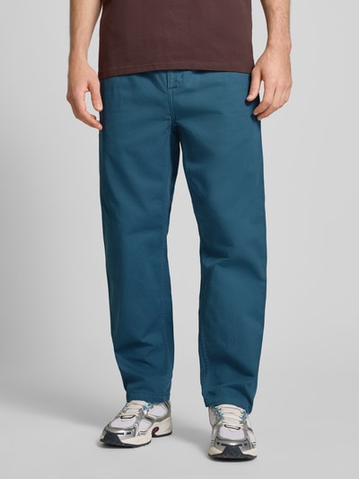 Männermodel trägt Hose mit elastischem Bund Modell 'FLINT' von Carhartt Work In Progress aus Baumwolle, Regular Fit, Ganzkörperansicht von vorne.