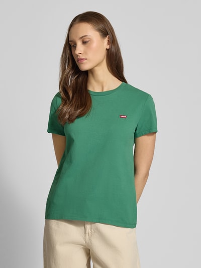Vrouwenmodel draagt T-Shirt mit Rundhalsausschnitt und Label-Stitching van Levi's®, zuiver katoen, regular fit, groen, vooraanzicht bovenlichaam