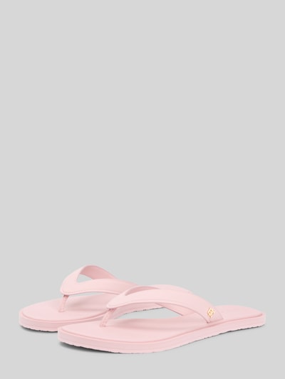 Produktfoto, Zehentrenner mit Logo-Applikation von Tommy Hilfiger in zartem Rosa, Optik: Unifarben, glatte Textur, Damen, Applikation: Logo-Applikation