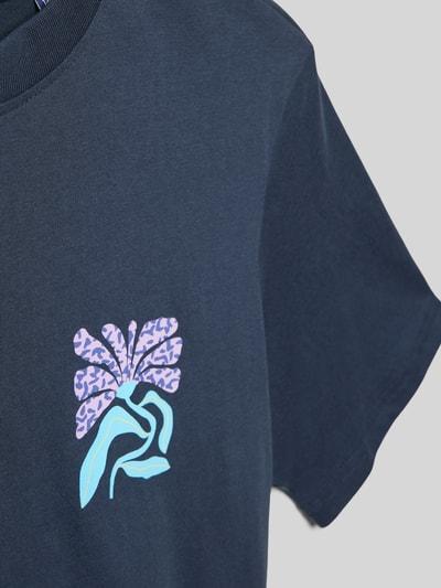 Produktfoto, Relaxed Fit T-Shirt aus reiner Baumwolle Modell 'MEMPHIS' von Only & Sons, unifarben dunkelblau mit pastellfarbenem Motiv-Print auf der Brust, Jersey-Textur, Rundhals und kurzen Ärmeln
