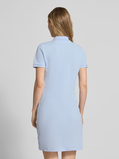 Frauenmodel trägt Slim Fit Polokleid aus Baumwoll-Mix von Lacoste in Hellblau mit kurzem Arm und Logo-Stitching, Ganzkörperansicht Rückansicht.