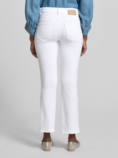 Frauenmodel trägt Jeans aus Viskose-Mix Modell 'Ashley' von MOS MOSH in Weiß mit Eingrifftaschen, Slim-Fit, Ganzkörperansicht Rückansicht, Bundweite 48 cm, Innenbeinlänge 73 cm bei Größe 27, Lyocell-Anteil.
