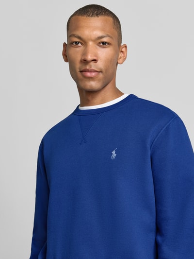 Mannelijk model draagt Regular Fit Sweatshirt aus Baumwoll-Mix van Polo Ralph Lauren in effen blauw, zachte structuur, Nahaufnahme Oberkörper.
