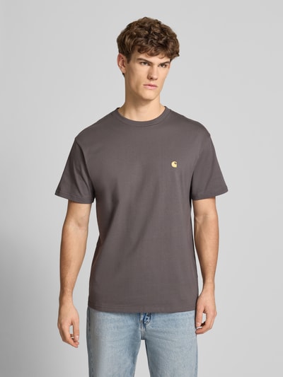 Männermodel trägt T-Shirt mit Label-Stitching Modell 'CHASE' von Carhartt Work In Progress, Baumwolle, Regular Fit, Ganzkörperansicht von vorne.