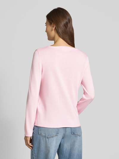Modelka prezentuje Sweter z dzianiny Regular Fit Strickpullover aus Baumwoll-Viskose-Mix von s.Oliver RED LABEL, efekt: jednolity kolor, długi rękaw, okrągły dekolt, zrolowane brzegi, mieszanka bawełny i wiskozy, widoczne wykończenie dzianiną, zdjęcie całej sylwetki od tyłu.