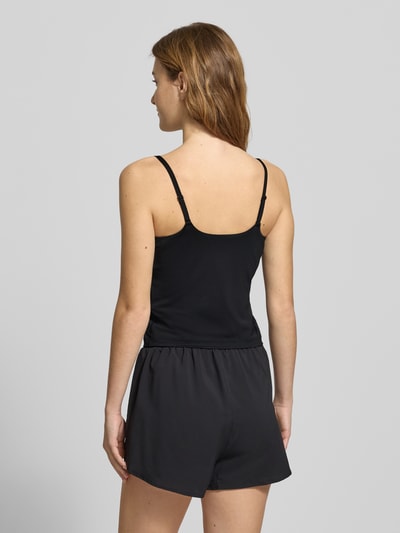 Frauenmodel trägt Tanktop mit Label-Print von adidas Sportswear in Schwarz, Material-Mix mit Stretch-Anteil, Slim Fit, Ganzkörperansicht Rückansicht.