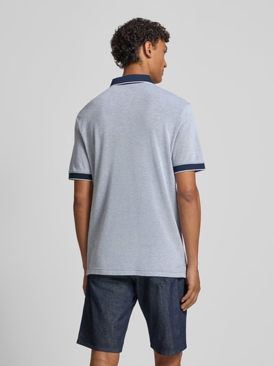 Männermodel trägt Regular Fit Poloshirt mit Label-Stitching Modell 'Percyco' von JOOP! Collection aus reiner Baumwolle in Hellgrau, kurze Ärmel, Kontrastdetails, Rückenlänge 70 cm bei Größe M, Ganzkörperansicht Rückansicht.