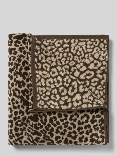 Produktfoto, Handtuch mit Animal-Print von Jake*s Casual aus Reiner Baumwolle, rechteckige Form, Allover-Look in Braun und Beige, Textur weicher Frottee, Maße 80 cm Breite, 180 cm Länge.