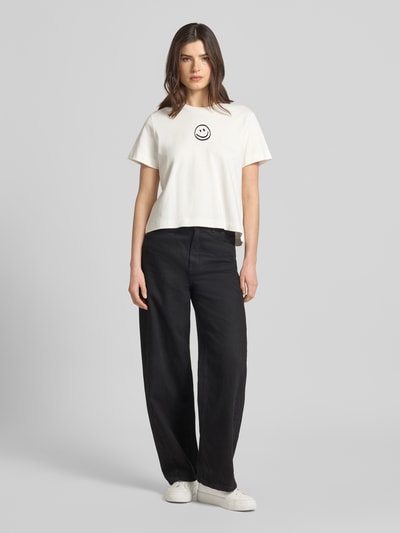 Vrouwenmodel draagt Oversized T-shirt uit puur katoen model 'SARA METTE' van Vero Moda, look: effen, motiefstitching, jersey, korte mouw, ronde hals, Ganzkörperansicht van voren.