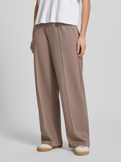 Frauenmodel trägt Regular Fit Pyjama-Hose mit Modal-Anteil von Marc O'Polo, Optik: Unifarben, Passform: Regular-Fit, Sweat, seitliche Eingrifftaschen, Gesäßtaschen, elastischer Bundabschluss, Label-Patch, Materialverarbeitung: Sweat, Ganzkörperansicht von vorne.