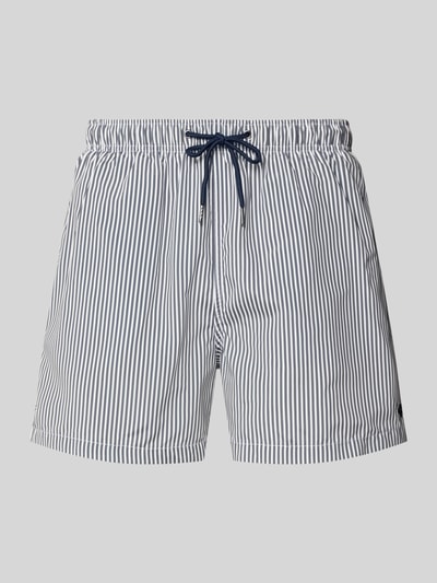 Produktfoto, Badehose mit Gesäßtasche und Label-Patch von MCNEAL, weiß-dunkelblau gestreift, elastischer Bund, Kordelzug, Loose Fit