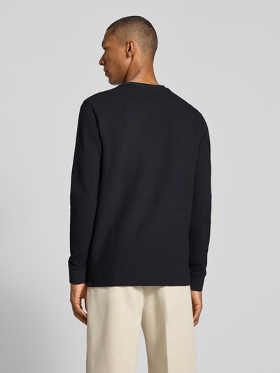 Männermodel trägt Pullover aus Baumwoll-Mix von Christian Berg Men in Schwarz mit geradem Schnitt, Ganzkörperansicht Rückansicht.
