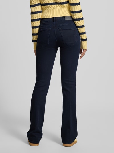 Frauenmodel trägt Regular Fit Bootcut Jeans aus Baumwoll-Mix von Tommy Hilfiger in Melange-Optik, 5-Pocket-Design, Ganzkörperansicht Rückansicht.