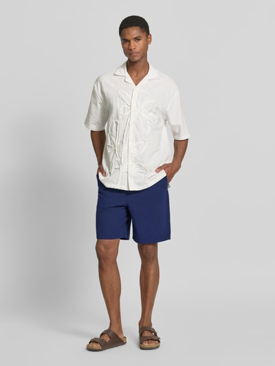 Männermodel trägt Regular Fit Shorts aus reiner Baumwolle Modell 'STUART' von SELECTED HOMME, unifarben, Ganzkörperansicht von vorne.