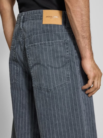 Männermodel trägt Shorts im Allover-Look Modell 'OWEN' von Jack & Jones in Grau mit feinen weißen Streifen, Baumwolle, Detailaufnahme Rückansicht
