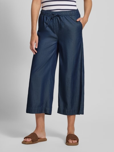 Frauenmodel trägt Tencel Lyocell Culotte mit elastischem Bund von Christian Berg Woman, dunkelblau, weites Bein, Nahaufnahme Oberkörper.