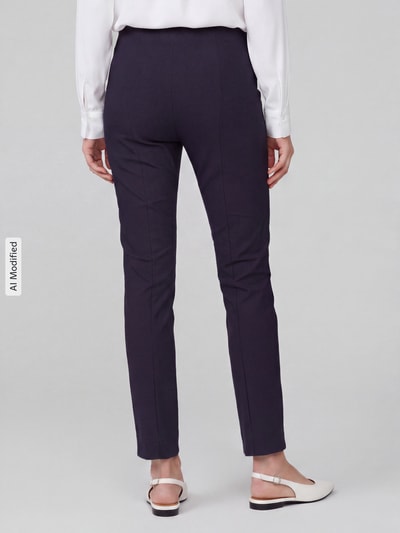 Frauenmodel trägt Regular Fit Schmale Hose aus Viskose-Mix Modell 'Ina' von Stehmann in Dunkelblau, unifarben, Popeline, Ganzkörperansicht Rückansicht, KI-modifiziertes Bild.