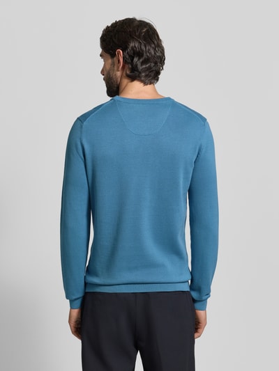 Mężczyzna nosi Regular Fit Pullover aus reiner Baumwolle od s.Oliver RED LABEL, kolor melanżowy, krój regular fit, dzianina, widok całej sylwetki z tyłu