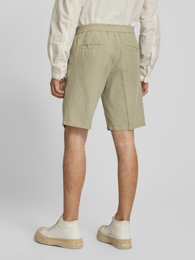 Mannelijk model draagt Straight Fit Shorts aus Leinen-Mix van Filippa K in beige, mix van linnen en katoen, persplooien, Gulp- en achterzak, elastische band, Bandwijdte 43 cm bij maat 50, Binnenbeenlengte 24 cm bij maat 50, Ganzkörperansicht Rückansicht
