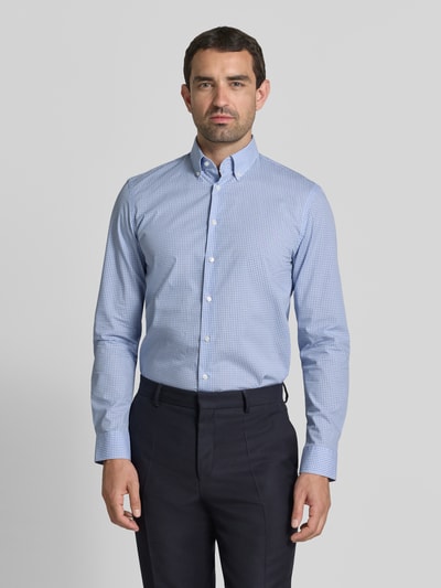Męski model nosi Slim Fit Business-Hemd mit Button-Down-Kragen od Jake*s, bawełna, krój slim fit, listwa guzikowa, długość tyłu 80 cm, szerokość w rozmiarze 39/40: 47 cm, długość rękawów 66 cm, widok całej sylwetki z przodu