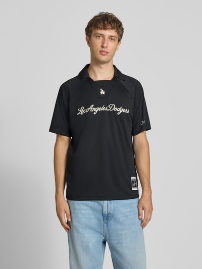 Männermodel trägt Relaxed Fit Poloshirt mit logostitching van Champion, polokraag, Met korte mouwen, ruglengte maat M 70 cm, Ganzkörperansicht von vorne