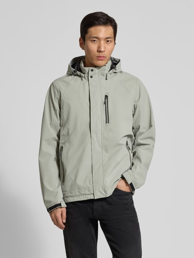 Männermodel trägt Jacke mit Napoleontasche Modell 'KOS' von Killtec in Hellgrau, Reißverschlüsse, Kapuze, Ganzkörperansicht von vorne. Gerade Passform, Label-Patch, Ärmelriegel, für Herren, Rückenlänge 73 cm, Schulterbreite 46 cm, Brustweite 60 cm, Ärmellänge 71 cm.