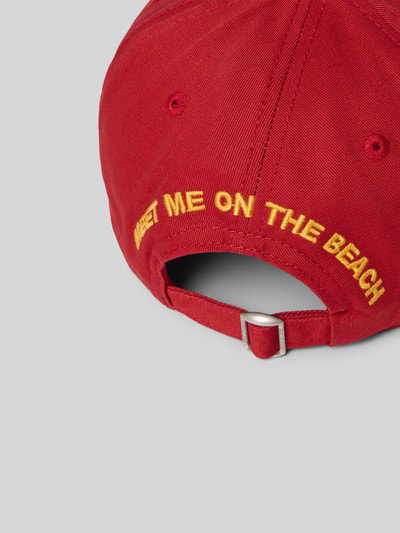 Männermodel trägt Base Cap mit Logo-Patch von Dsquared2 in Rot aus Reine Baumwolle, Statement-Print, Strapback, Detailaufnahme Rückansicht.