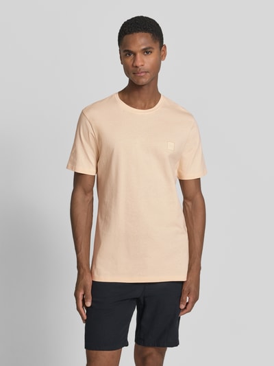Męski model nosi Regular Fit T-Shirt aus reiner Baumwolle Modell 'TALES' von BOSS Orange, efekt: jednolity kolor, naszywka z logo, okrągły dekolt, krótki rękaw, bawełna, Ganzkörperansicht von vorne.