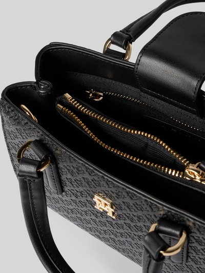 Produktfoto, Henkeltasche mit Allover Logo-Prägung von Tommy Hilfiger aus schwarzem Kunstleder, goldene Details, unifarben, Logo-Applikation, Innenfächer mit Reißverschluss, strukturierte Oberfläche