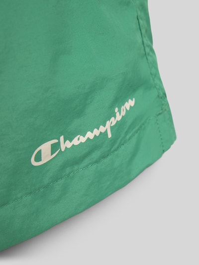 Productfoto, zwembroek met steekzakken en logoprint van CHAMPION voor kinderen, loose fit, elastische band met trekkoord, groene kleur, gladde textuur