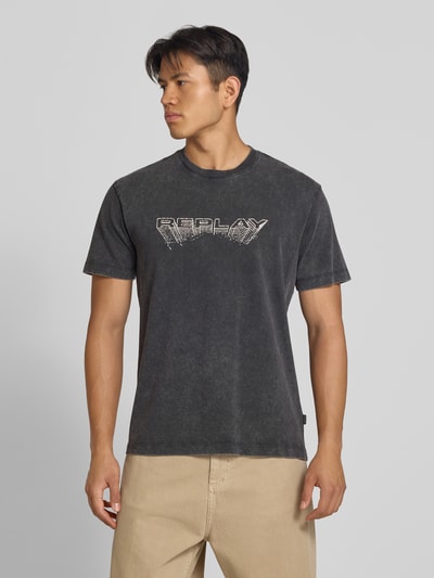 Männermodel trägt Regular Fit T-Shirt aus reiner Baumwolle von Replay, Melange-Optik, Label-Detail, Oberteil in Grau, Nahaufnahme Oberkörper.