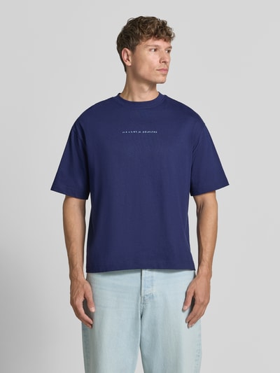 Męskimodel nosi granatowy męski t-shirt o kroju relaxed fit, gładka bawełna, Relaxed Fit T-Shirt aus reiner Baumwolle Modell 'NORMAN' od Selected Homme, Ganzkörperansicht z przodu.