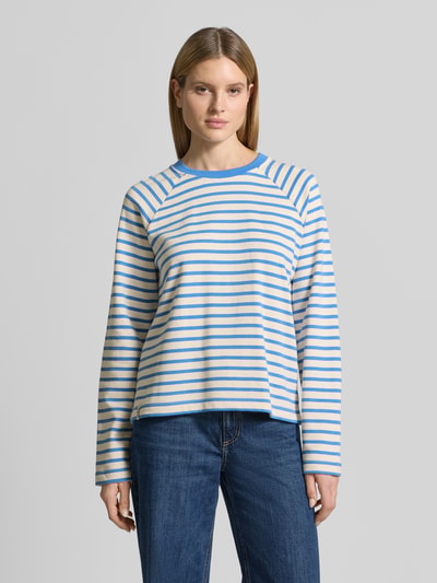 Frauenmodel trägt Sweatshirt mit Raglanärmeln Modell 'Lidy' von MOS MOSH, gestreift in Blau-Beige, Reine Baumwolle, Lockerer-Schnitt, Rundhalsausschnitt, Ganzkörperansicht von vorne.
