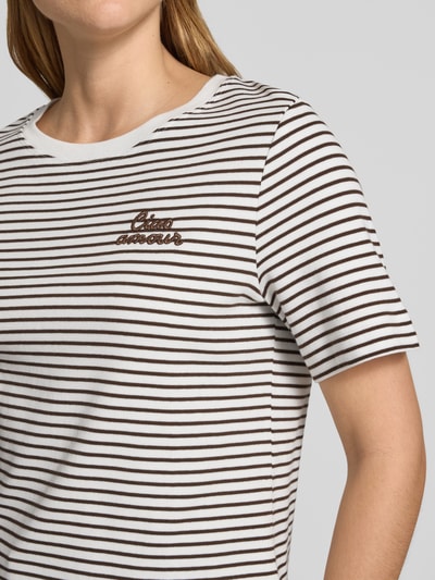 Frauenmodel trägt T-Shirt mit Stitching von Oui, Damen T-Shirt aus Reine Baumwolle, Regular-Fit, Rundhalsausschnitt, Nahaufnahme Oberkörper.