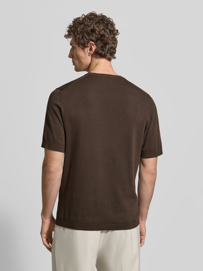 Männermodel trägt Regular Fit T-Shirt aus reiner Bio-Baumwolle Modell 'TORINO' von SELECTED HOMME, Optik: Unifarben, Feinstrick, Ganzkörperansicht Rückansicht.